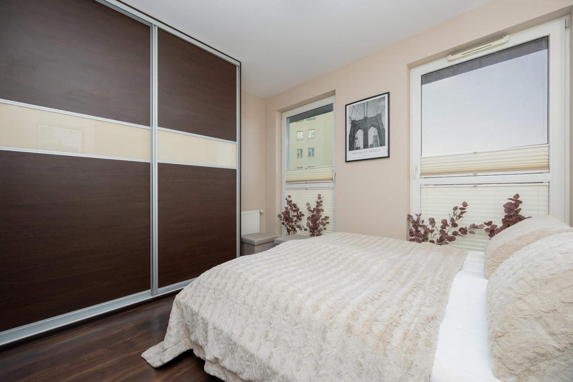 Cozy Bukowinska Near Metro By Renters Apartament *