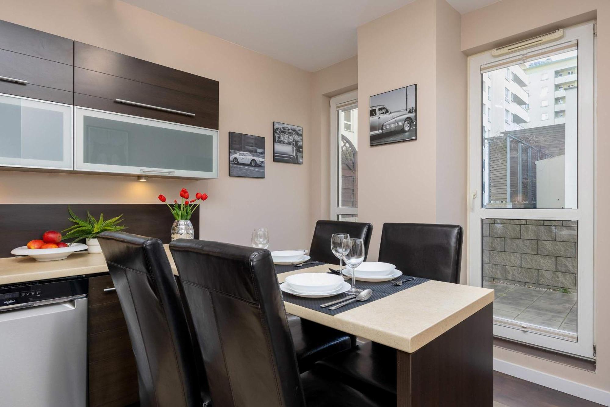 Cozy Bukowinska Near Metro By Renters *
